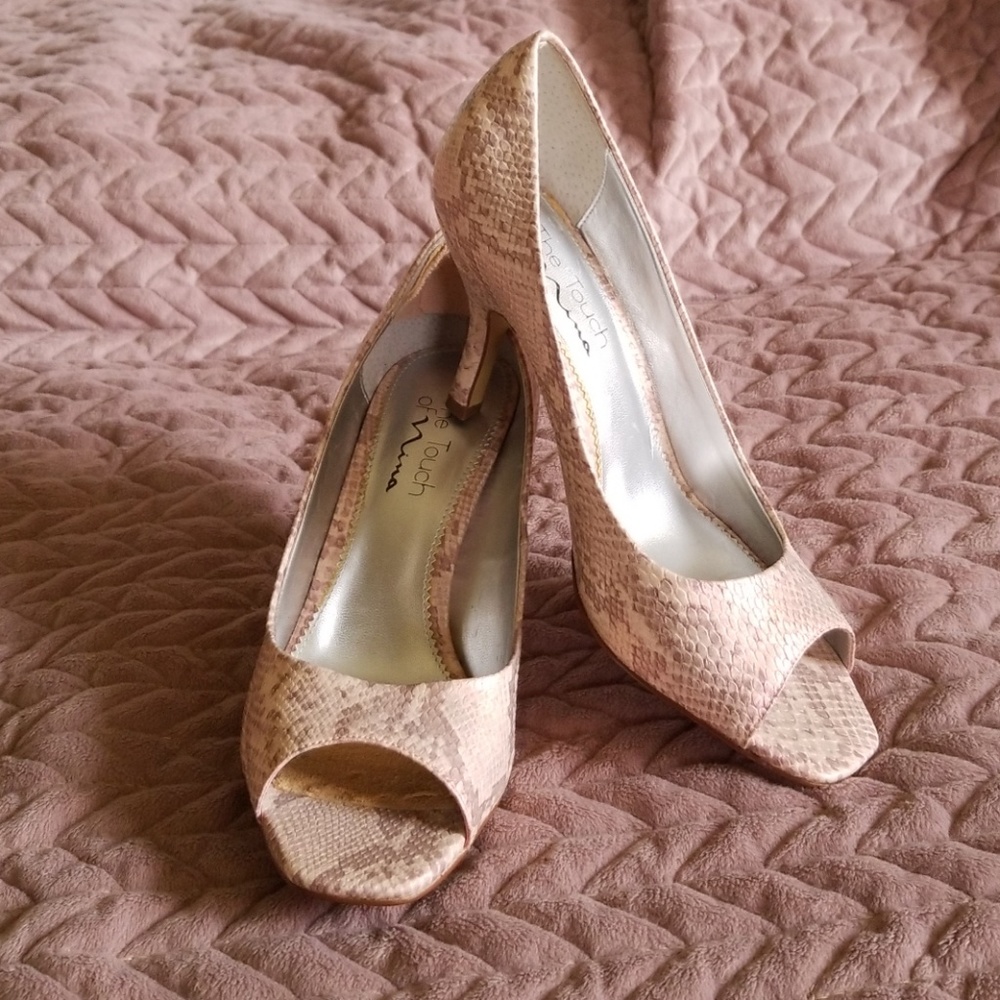 Pink snakeskin, sexy! Open-toe heel